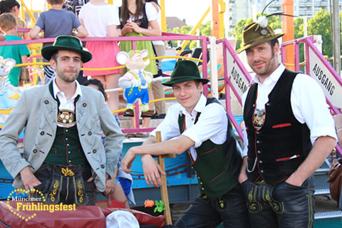 Bayerische Trachten auf der Frühlingswiesn - Bavarian costumes on the Munich Spring Festival